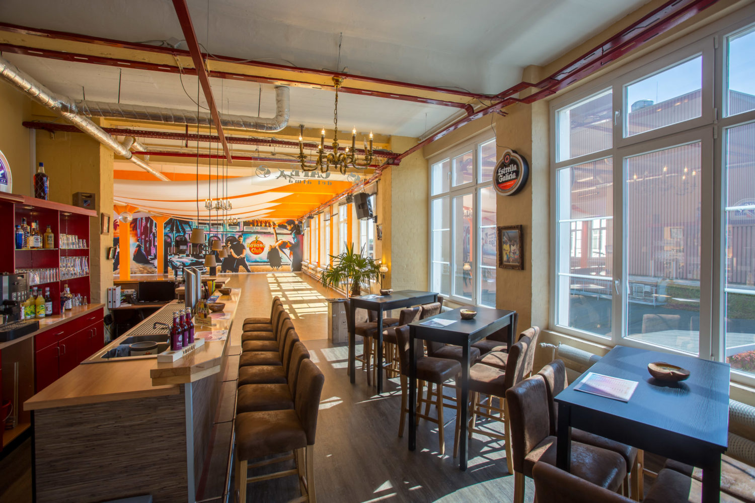 Bar mit Barhockern und Sitzplätzen am Fenster bei Salsa del Alma Braunschweig