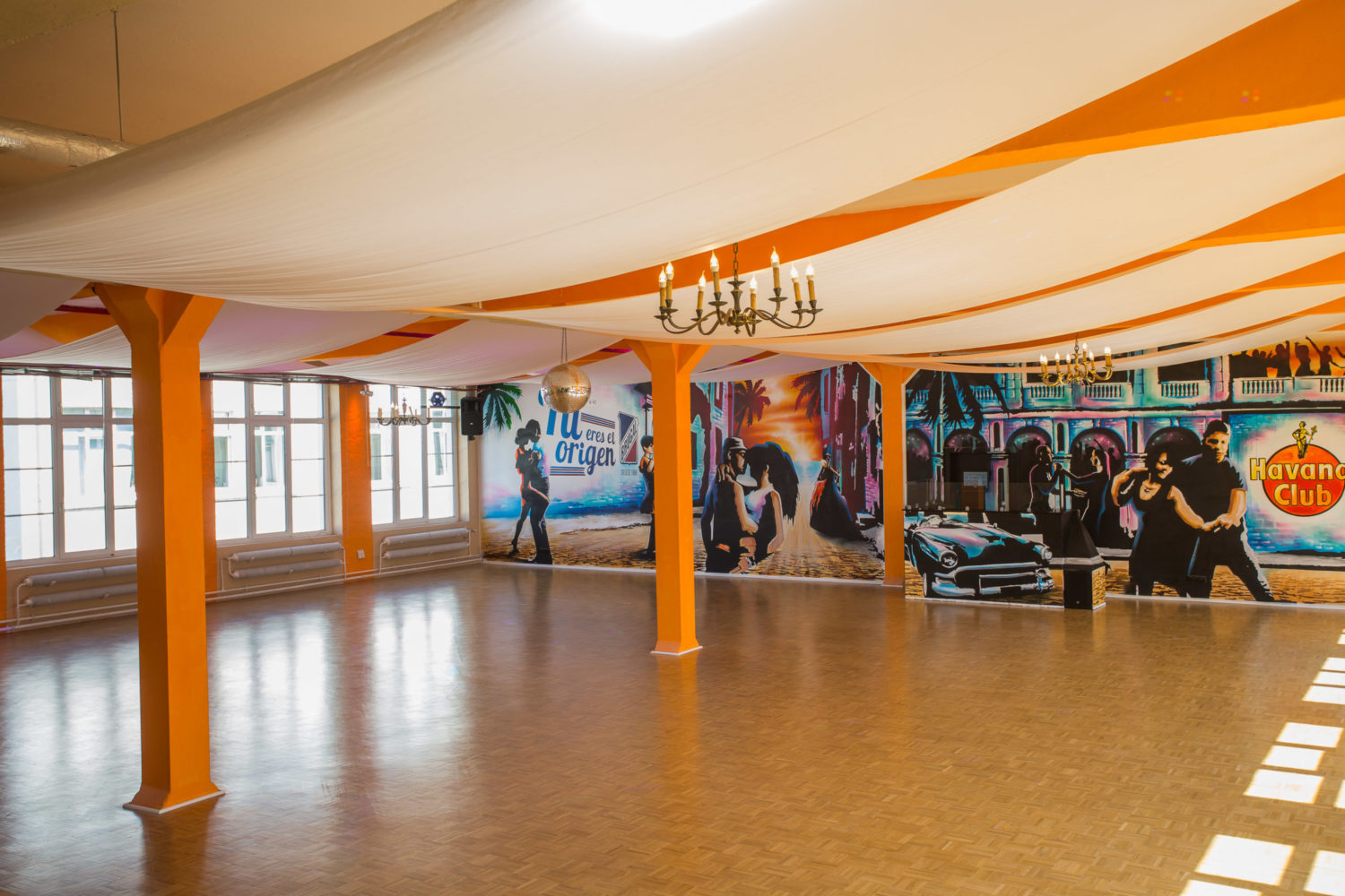 Tanzsaal von Salsa del Alma Braunschweig mit orangefarbenen Säulen und Wandbild